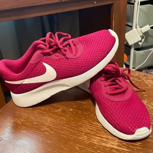 Fuchsia Nike Roshe Run sneakers